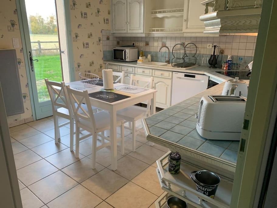 Gite 3 Etoiles Les Gourlines Avec Balneo, Veranda, Piscine Et Garage Avermes Bagian luar foto