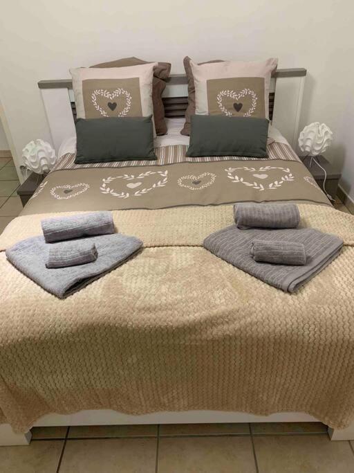 Gite 3 Etoiles Les Gourlines Avec Balneo, Veranda, Piscine Et Garage Avermes Bagian luar foto