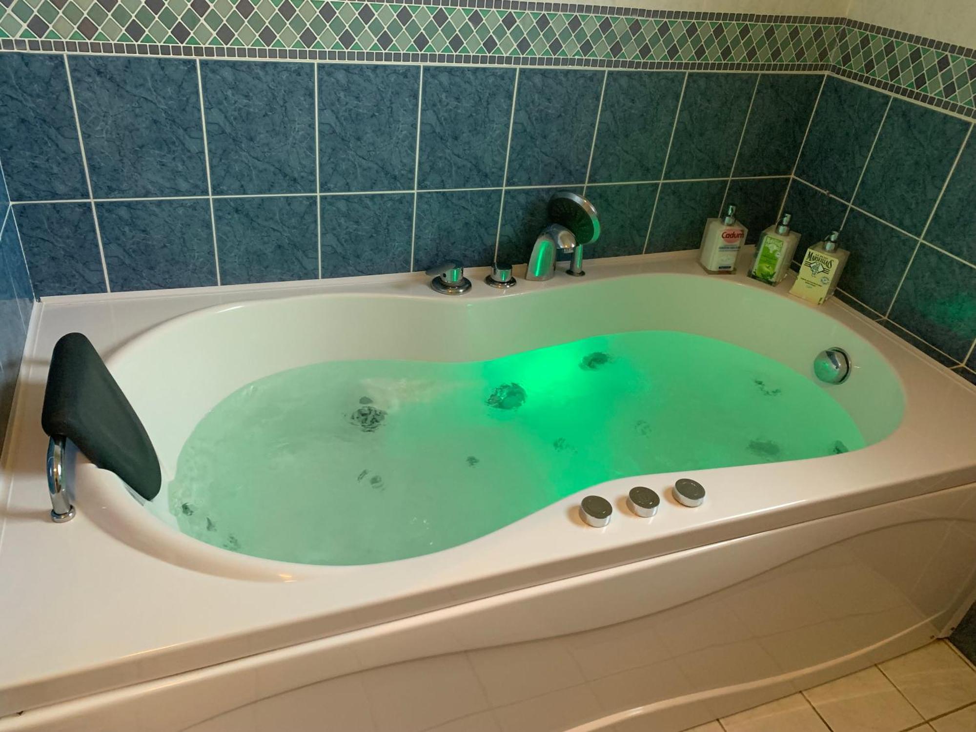 Gite 3 Etoiles Les Gourlines Avec Balneo, Veranda, Piscine Et Garage Avermes Bagian luar foto
