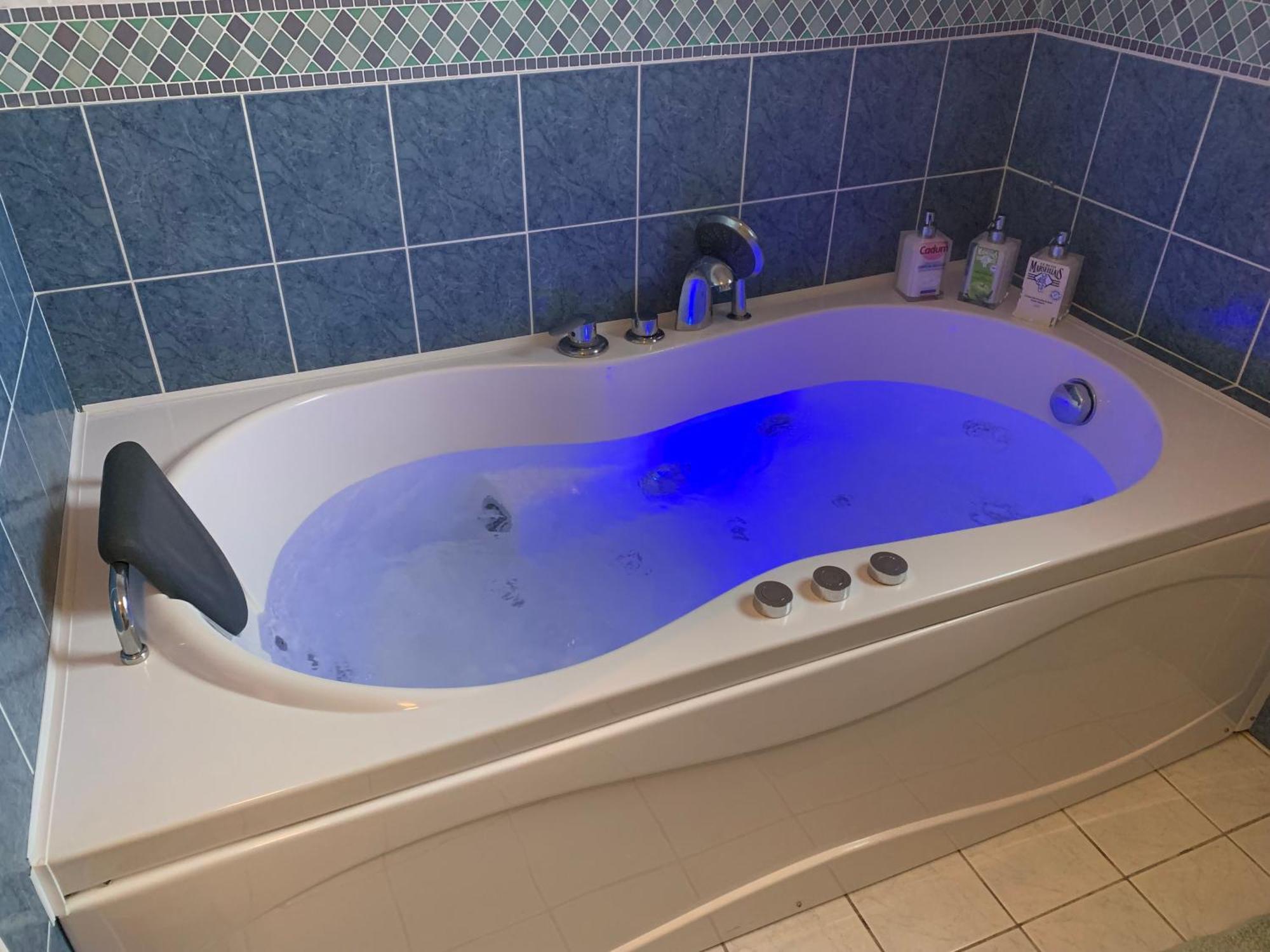 Gite 3 Etoiles Les Gourlines Avec Balneo, Veranda, Piscine Et Garage Avermes Bagian luar foto